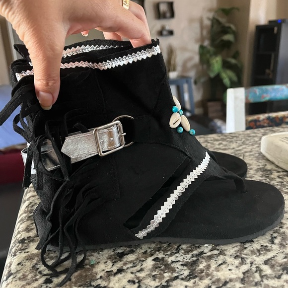 Brand new, never worn gladiator style sandals. Rare! Gorgeous, sueded. Size 6.5 - Picture 9 of 13